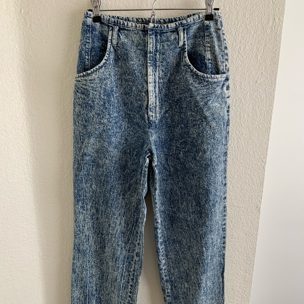 Chic vintage acid wash jeans. Size 11 average. Decorative denim bow on back
